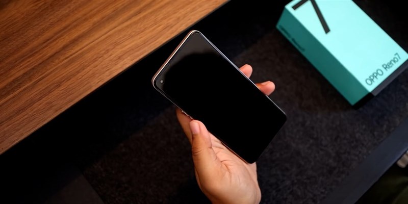 Tổng thể của OPPO Reno7 4G khá gọn gàng, nằm gọn trong lòng bàn tay