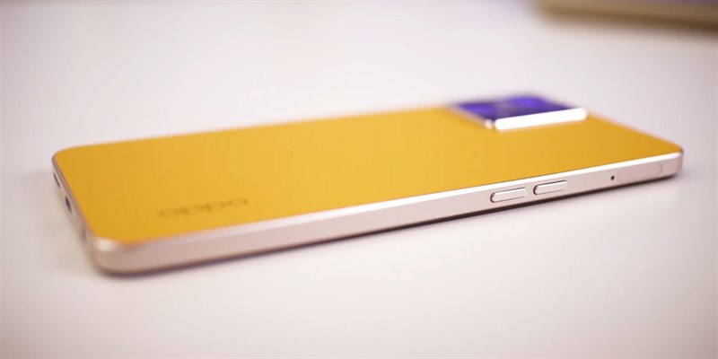 Cạnh trái của OPPO Reno7 4G có cụm phím tăng giảm âm lượng