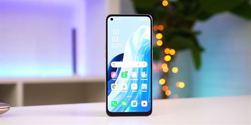 Mặt trước OPPO Reno7 4G là màn hình đục lỗ kích thước 6.43 inch