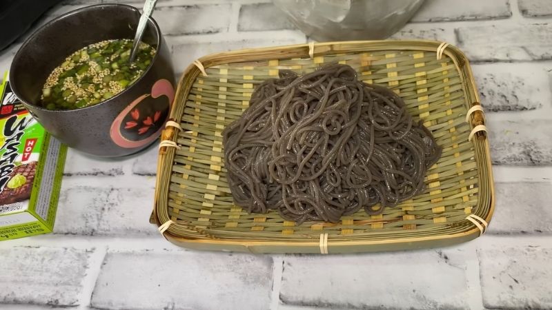 Bày trí và hoàn thành món cold soba