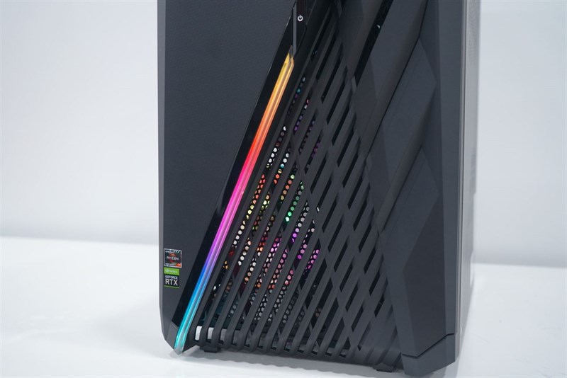 Không chỉ đẹp mà thiết kế của ROG Strix GA35 G35DX còn được đề cao tính công thái học khi xuất hiện rất nhiều khe lấy gió ở các mặt.