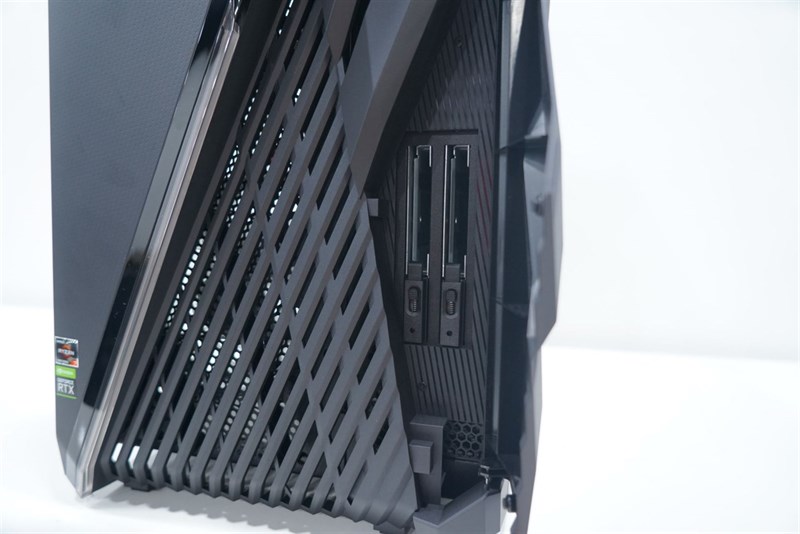 Khe nâng cấp trên ROG Strix GA35 G35DX.