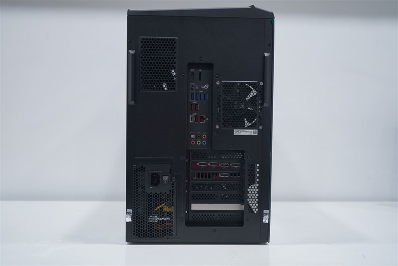 ROG Strix GA35 G35DX được trang bị số lượng cổng kết nối đa dạng.