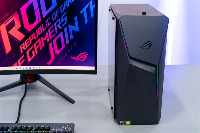 ROG Strix G10DK lại sở hữu vẻ ngoài thanh thoát và nhã nhặn hơn.