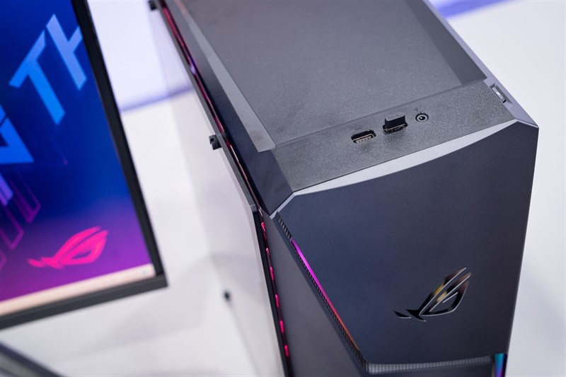 Các cổng kết nối ở mặt trước ROG Strix G10DK.
