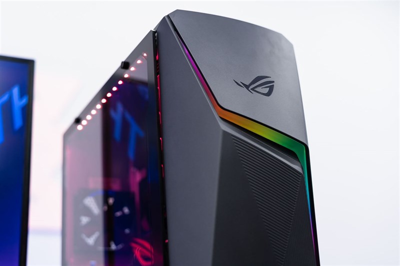 Mặt trước của ROG Strix G10DK vẫn có sự xuất hiện của logo ROG quen thuộc và được tạo điểm nhấn bơi dải đèn LED RGB hình tia chớp độc đáo.