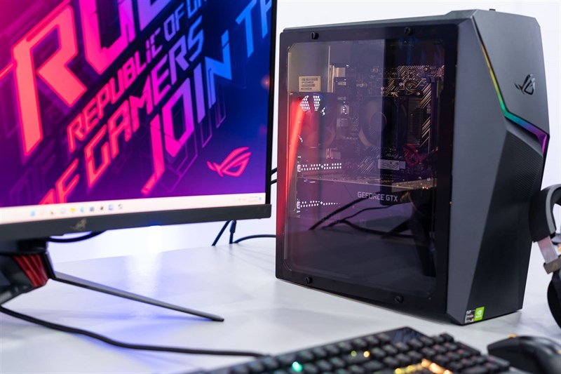 ROG Strix G10DK có mặt bên bằng mica trong suốt giúp phô diễn toàn bộ linh kiện bên trong.