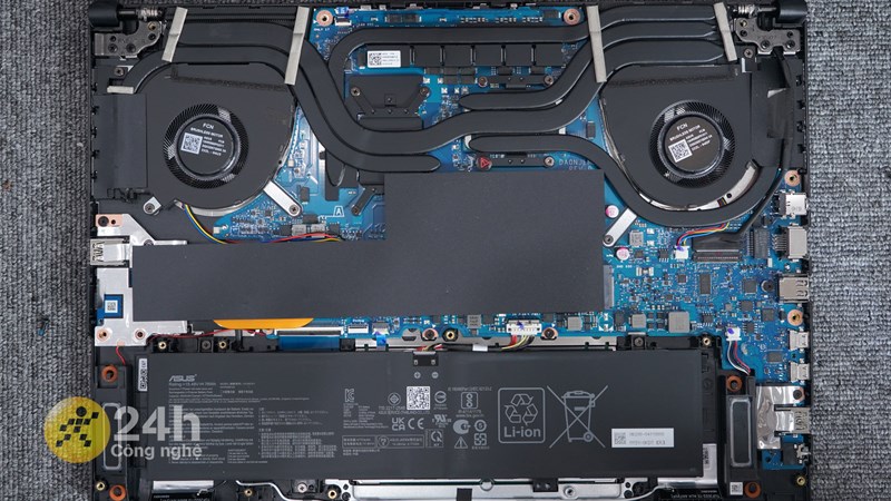 Hệ thống tản nhiệt của ASUS TUF Dash F15 2022 với dàn ống đồng tản nhiệt và hai quạt Arc Flow 84 cánh