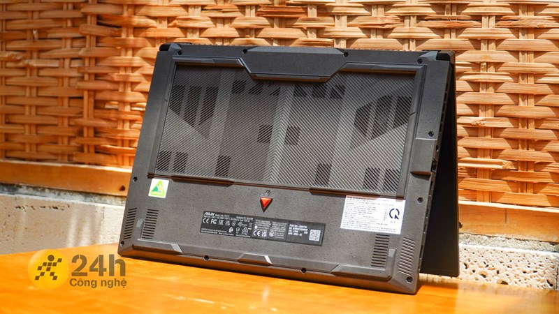 Bên dưới máy là hệ thống các lỗ thông gió Bên dưới máy là hệ thống các lỗ thông gió