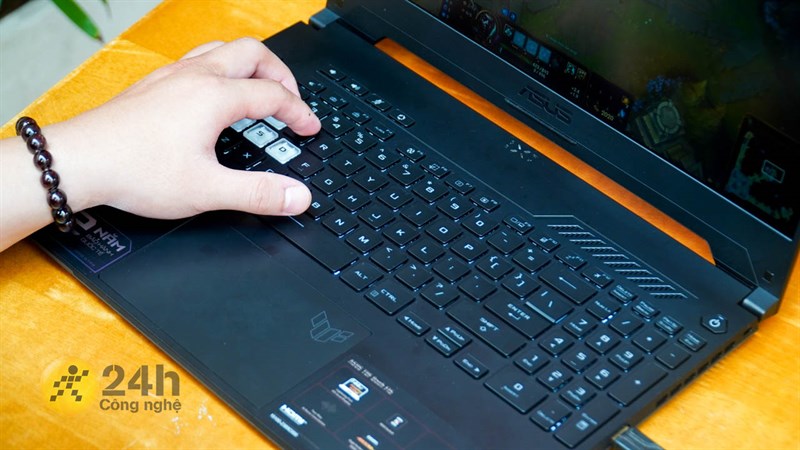 Bàn phím full size của TUF Dash F15 2022 mang đến cảm giác gõ khá thích thú với mình, còn có đèn LED đơn sắc tiện dụng Bàn phím full size của TUF Dash F15 2022 mang đến cảm giác gõ khá thích thú với mình, còn có đèn LED đơn sắc tiện dụng