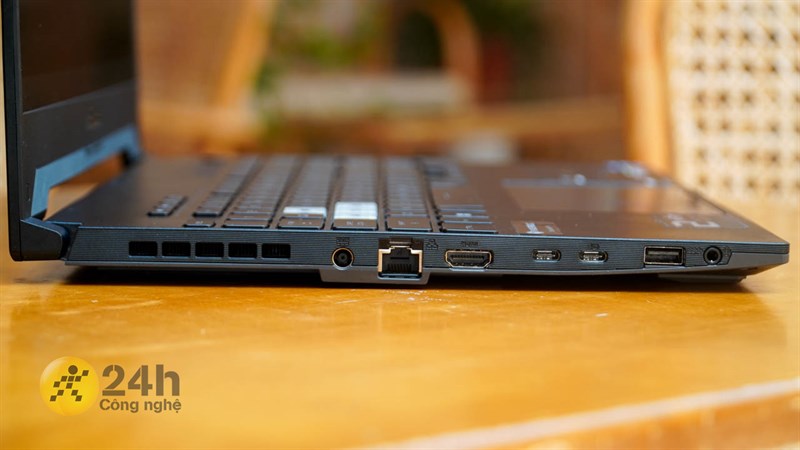 Cạnh trái của máy là cổng sạc, cổng LAN RJ45, cổng HDMI, hai cổng USB-C, cổng USB-A 3.2 Cạnh trái của máy là cổng sạc, cổng LAN RJ45, cổng HDMI, hai cổng USB-C, cổng USB-A 3.2