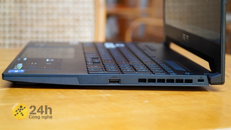 Cạnh phải của máy là khe tản nhiệt và một cổng USB-A 3.2 Cạnh phải của máy là khe tản nhiệt và một cổng USB-A 3.2