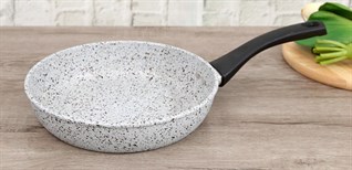 Nên mua chảo chống dính thường hay chảo đá?