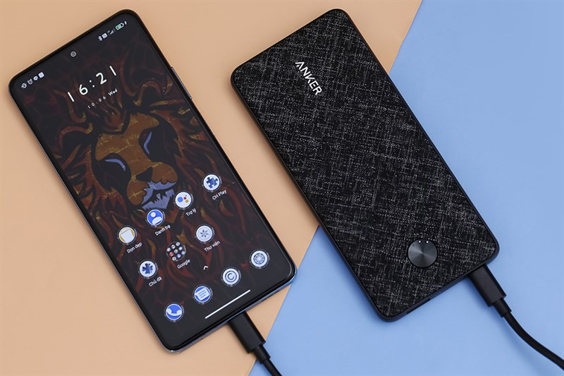 Anker PowerCore Slim A1244 có kích thước khá tương đồng với điện thoại Anker PowerCore Slim A1244 có kích thước khá tương đồng với điện thoại