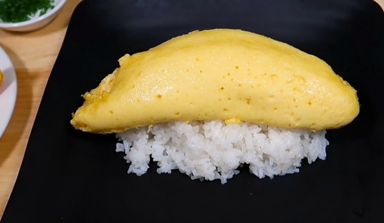 Cách làm món cơm trứng omelet nhanh gọn, béo thơm cho cả nhà