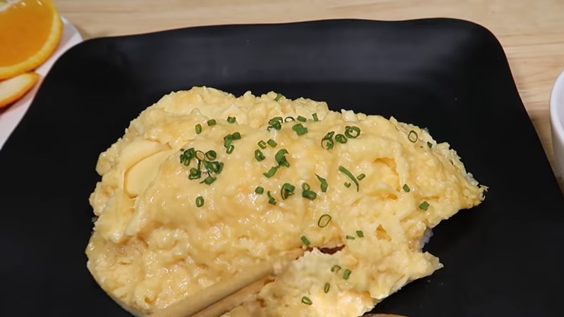 cơm trứng omelet