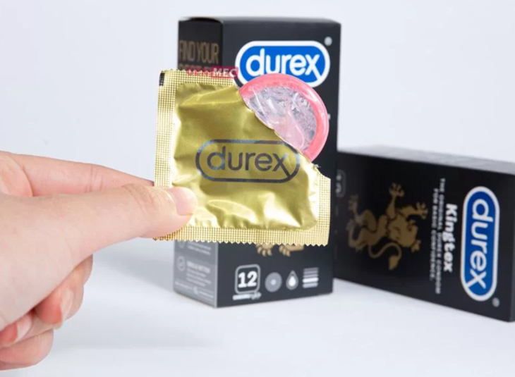 Bao cao su Durex Kingtex có thiết kế ôm khít, mỏng nhẹ, giúp bạn thoải mái khi dùng.