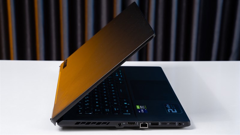 ASUS ROG Zephyrus M16 2022 được hoàn thiện bởi chất liệu nhôm và nhựa mang đến sự chắc chắn