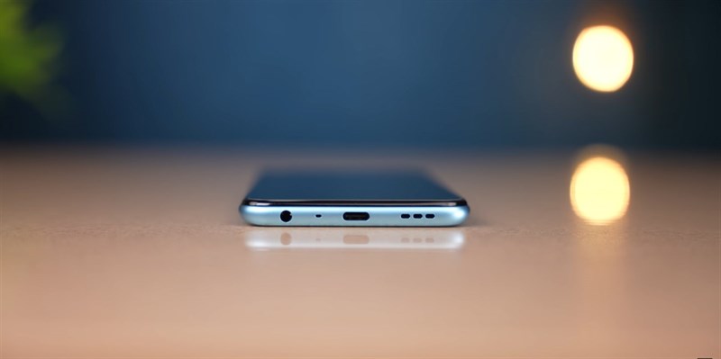 Cạnh dưới của OPPO K10 là cổng tai nghe 3.5 mm, mic thu âm, cổng sạc USB Type-C, loa ngoài. Nguồn: Tech Unboxing. Cạnh dưới của OPPO K10 là cổng tai nghe 3.5 mm, mic thu âm, cổng sạc USB Type-C, loa ngoài. Nguồn: Tech Unboxing.