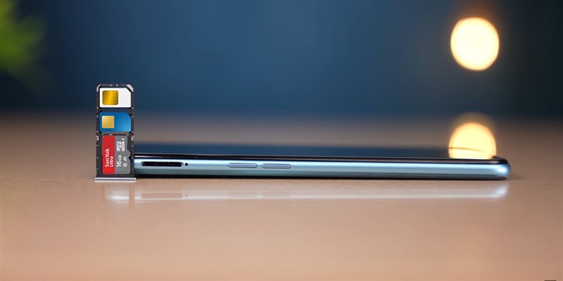 Cạnh trái của OPPO K10 là nơi đặt khe đựng SIM (2 SIM + thẻ nhớ MicroSD) cùng cụm phím tăng/giảm âm lượng. Nguồn: Tech Unboxing. Cạnh trái của OPPO K10 là nơi đặt khe đựng SIM (2 SIM + thẻ nhớ MicroSD) cùng cụm phím tăng/giảm âm lượng. Nguồn: Tech Unboxing.