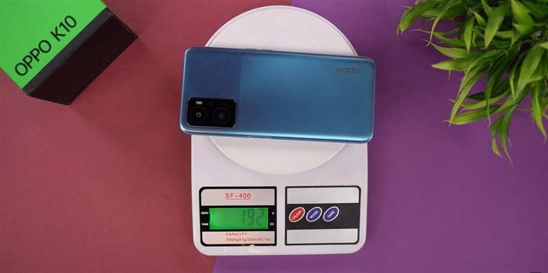 Khối lượng tổng thể của OPPO K10 là 192 g. Nguồn: Tech Unboxing. Khối lượng tổng thể của OPPO K10 là 192 g. Nguồn: Tech Unboxing.