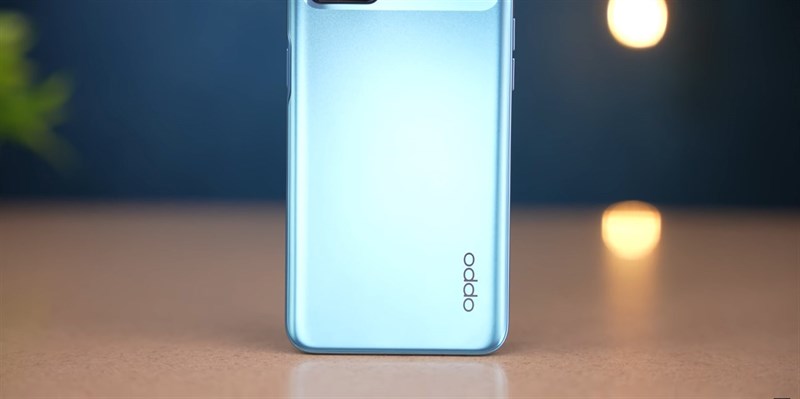 OPPO K10 có mặt lưng nhựa nhám cùng khung viền bằng nhựa nhưng chất lượng gia công của máy không hề tệ chút nào. Nguồn: Tech Unboxing. OPPO K10 có mặt lưng nhựa nhám cùng khung viền bằng nhựa nhưng chất lượng gia công của máy không hề tệ chút nào. Nguồn: Tech Unboxing.