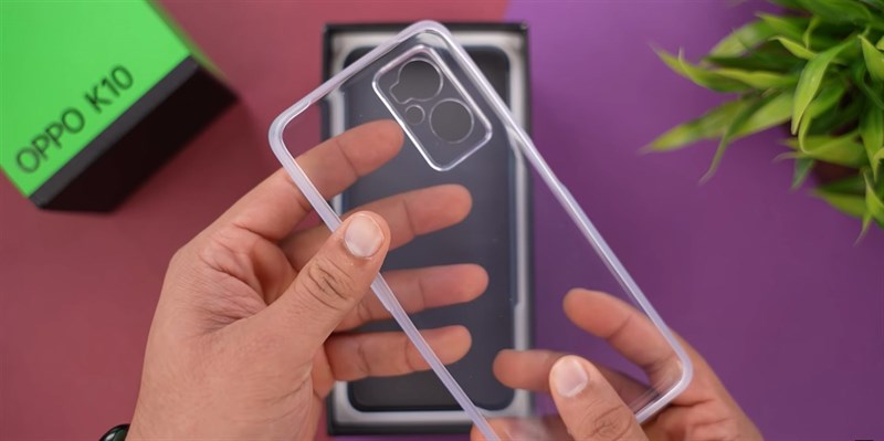 Ốp lưng trong cũng được tặng kèm trong hộp OPPO K10. Nguồn: Tech Unboxing. Ốp lưng trong cũng được tặng kèm trong hộp OPPO K10. Nguồn: Tech Unboxing.