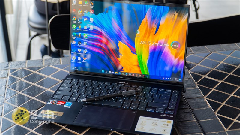 ASUS ZenBook 14X OLED được trang bị màn hình kích thước 14 inch sử dụng tấm nền OLED với độ phân giải cao, lên đến 2.8K (2.880 x 1.800).