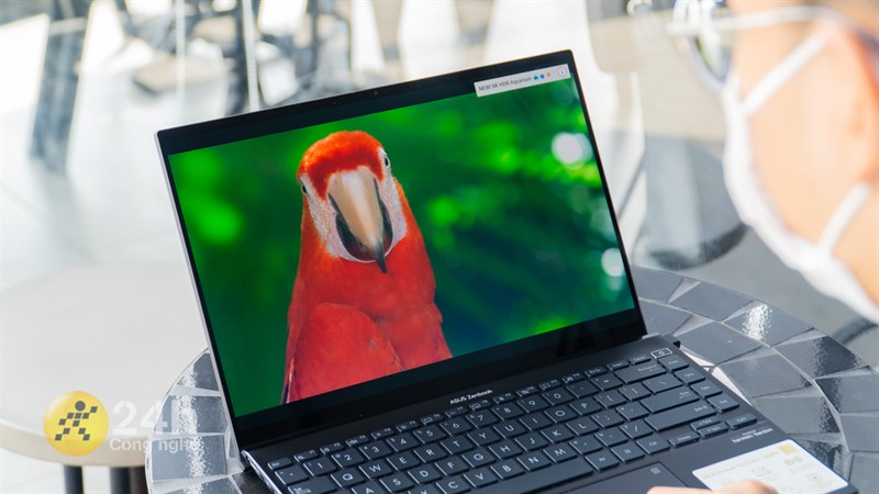 Màn hình của ASUS ZenBook 14X OLED sẽ không được hỗ trợ chống chói nhưng bù lại thì hiển thị rất trong trẻo.