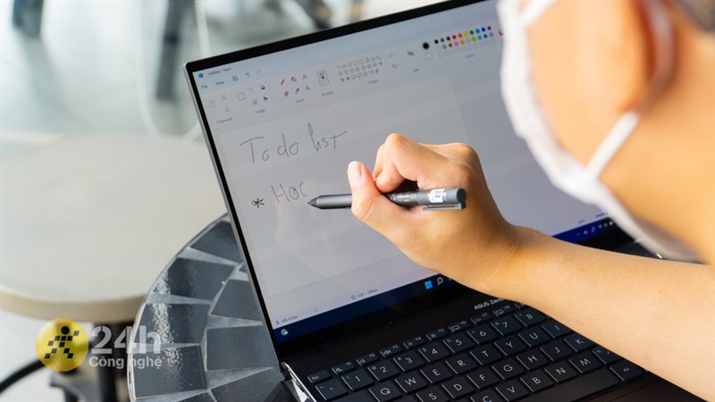 Màn hình của ASUS ZenBook 14X OLED còn có thể cảm ứng được và hỗ trợ cả bút stylus.