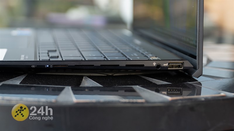 Cạnh phải của ASUS ZenBook 14X OLED.