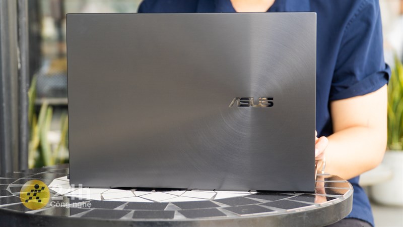 Mặt trước của ASUS ZenBook 14X OLED có thiết kế khá quen thuộc.