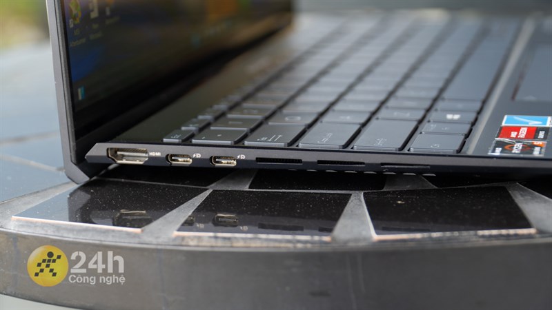 Phần bản lề của ASUS ZenBook 14X OLED cũng được sử dụng kiểu thiết kế Ergo Lift, giúp máy tạo ra một góc nghiêng nhẹ khi mở.