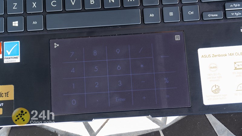 Touchpad của ASUS ZenBook 14X OLED có kích thước rất lớn.