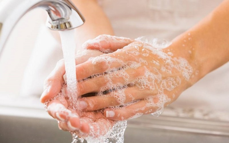 Rửa tay với xà phòng thường xuyên để phòng bệnh đau mắt đỏ