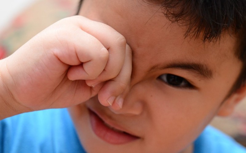 Dụi mắt làm tăng nguy cơ nhiễm bệnh