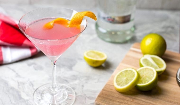 Công thức pha Cocktail Cosmopolitan cổ điển dành cho các quý cô hiện đại