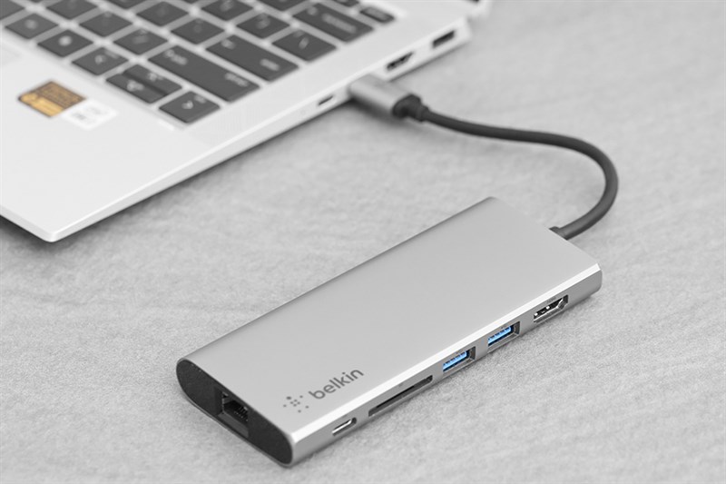 Với thiết kế nhỏ gọn, trang nhã giúp bạn có thể mang cùng laptop đến mọi nơi