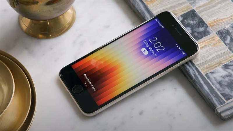 Thiết kế mặt trước của iPhone SE 2022 khá đặc trưng và giống với iPhone thế hệ trước đây Thiết kế mặt trước của iPhone SE 2022 khá đặc trưng và giống với iPhone thế hệ trước đây