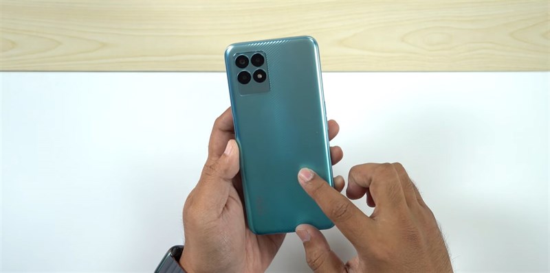 Cảm giác cầm nắm Realme Narzo 50 trên tay thực sự rất thoải mái với các góc cạnh được bo cong mềm mại. Nguồn: Izami Gadget.