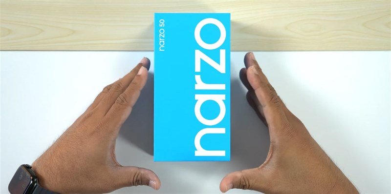 Hộp đựng bên ngoài của Realme Narzo 50 khá đơn giản với màu xanh cùng tên sản phẩm ở mặt trên của hộp. Nguồn: Izami Gadget.