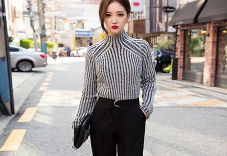 Quần tây phối với áo kẻ sọc