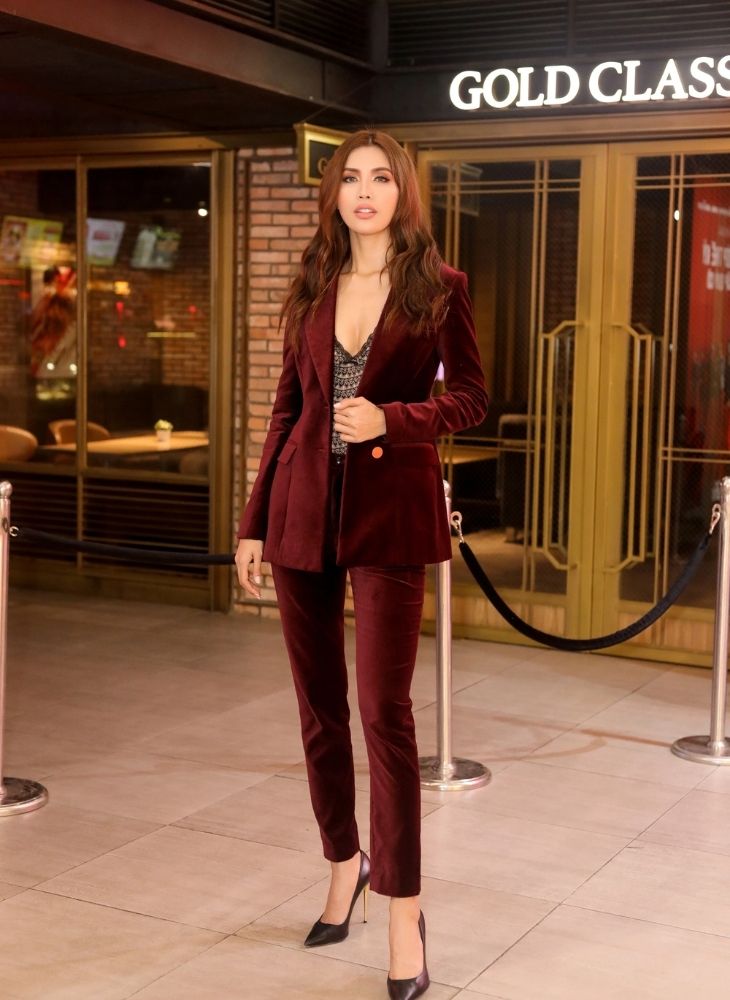 Phối quần tây nữ cho nàng dáng đồng hồ cát