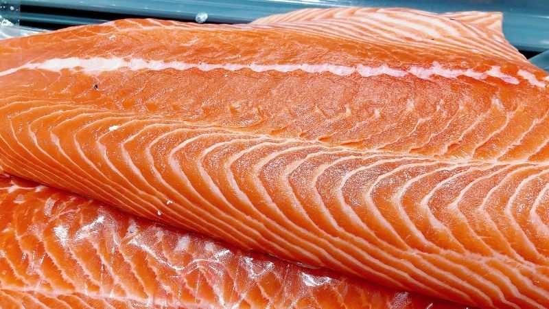 Cá hồi còn là một trong những thực phẩm dồi dào biotin 