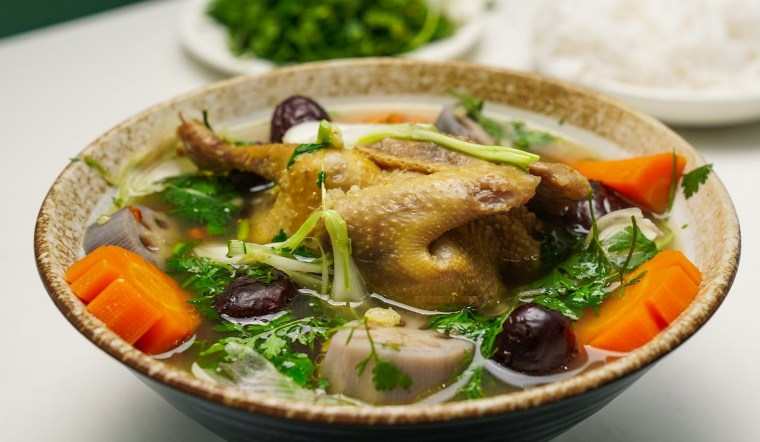 Cách nấu chim bồ câu hầm thuốc bắc giàu dinh dưỡng, tốt cho sức khỏe