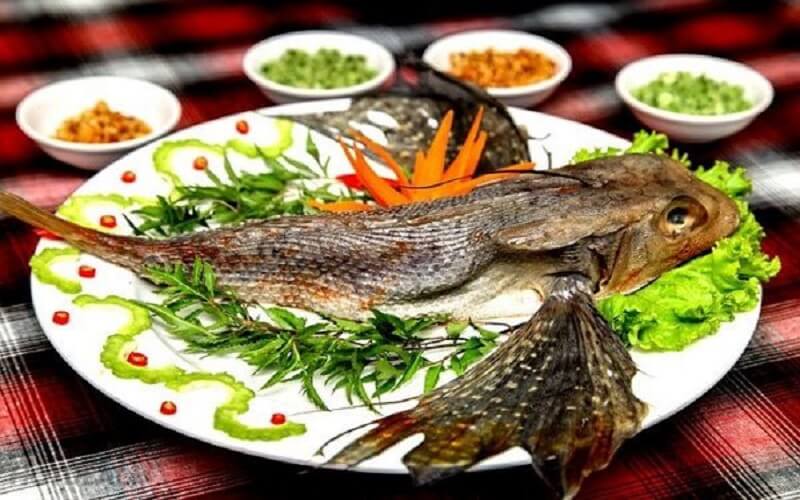 đĩa bầu dục thường dùng để trình bày các món ăn được chế biến từ cá