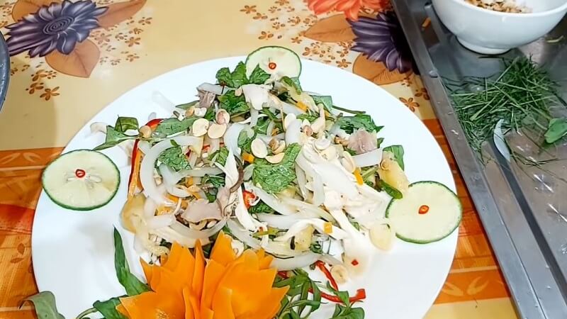 Món salad gà thơm ngon, thanh mát của hành tây kết hợp với thịt gà