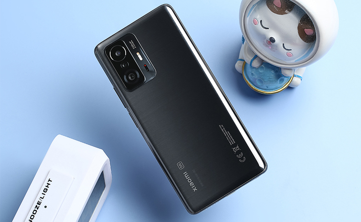 Điện thoại Xiaomi 11T 5G với khung máy được làm từ kim loại, viền màn hình bo cong