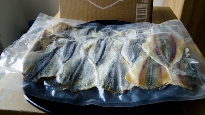Preserving dried yellow fish by vacuum-sealing