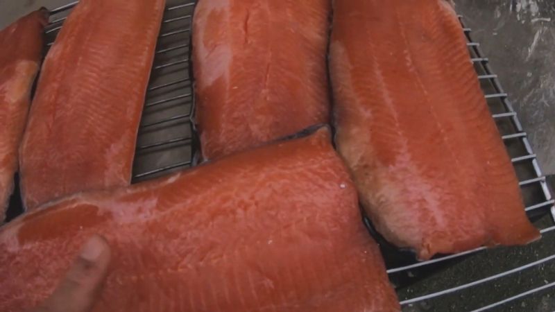 How to make simple and delicious smoked salmon at home
